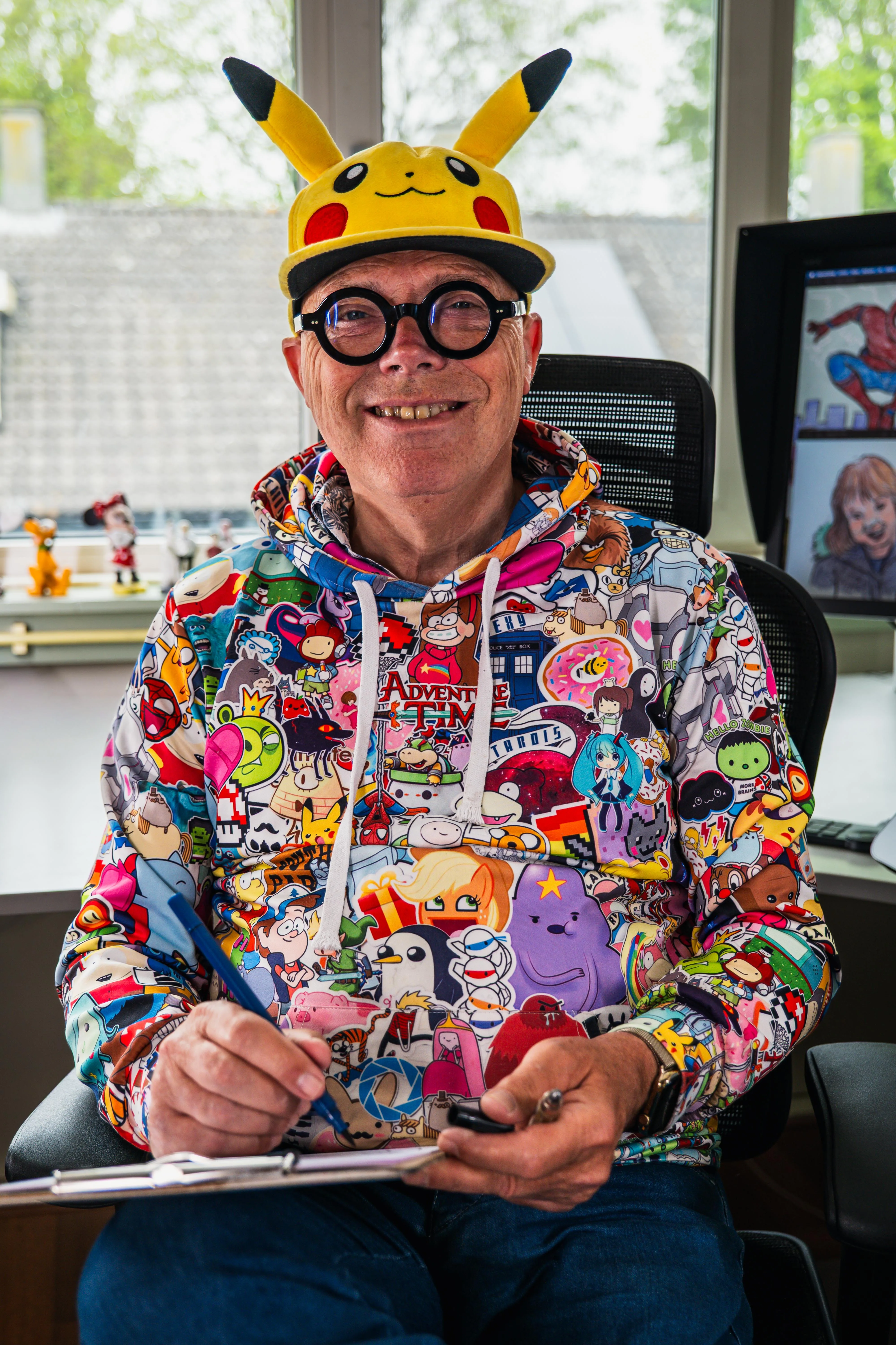 Ben lachend met een Pikachu-pet in zijn studio